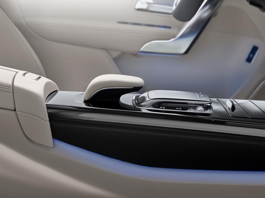 Детали интерьера Mercedes-Benz A-Class Sedan (V177) 2018 года  (WW) (фото 17 из 19)